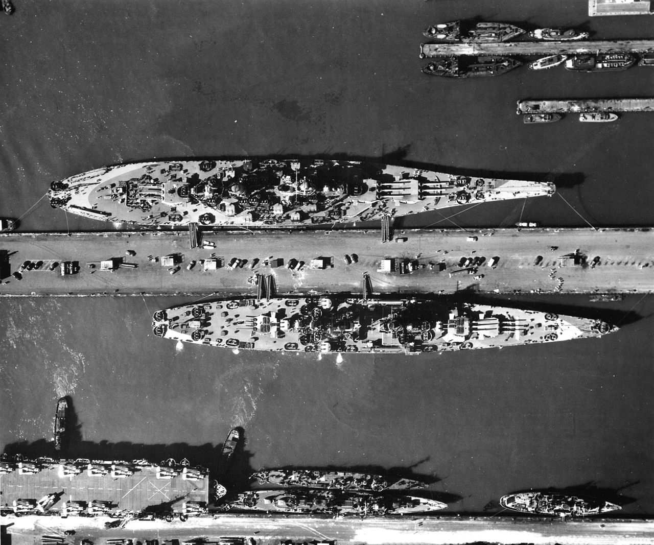 1280px-USS_Missouri_%28BB-63%29_and_USS_Alaska_%28CB-1%29_at_Norfolk%2C_Virginia%2C_1944.jpg