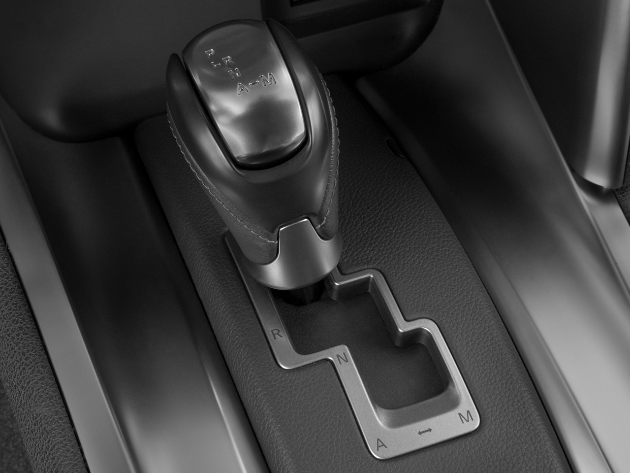 2009-nissan-gtr-coupe-gear-shift.png