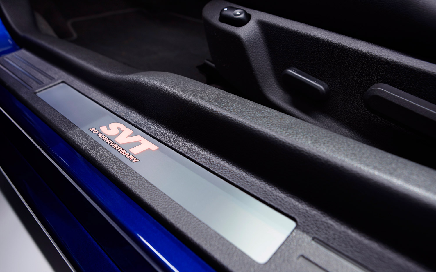 2013-Ford-shelby-GT500-Convertible-SVT-door-sill-closeup.jpg