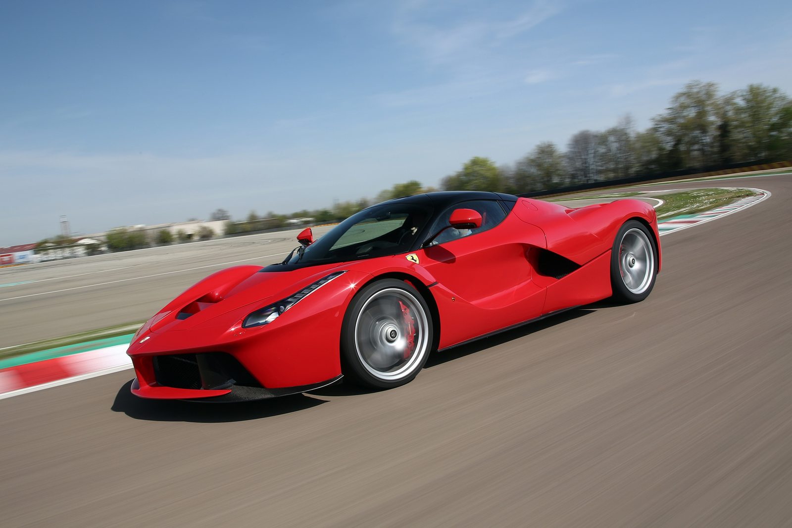 2014-Ferrari-LaFerrari-side-in-motion1.jpg