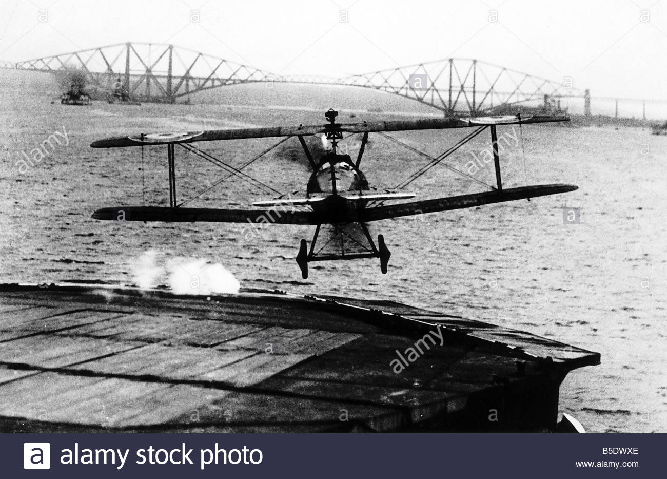 2Fcomp%2FB5DWXE%2Fworld-war-one-a-biplane-takes-off-from-the-deck-of-the-aircraft-carrier-B5DWXE.jpg