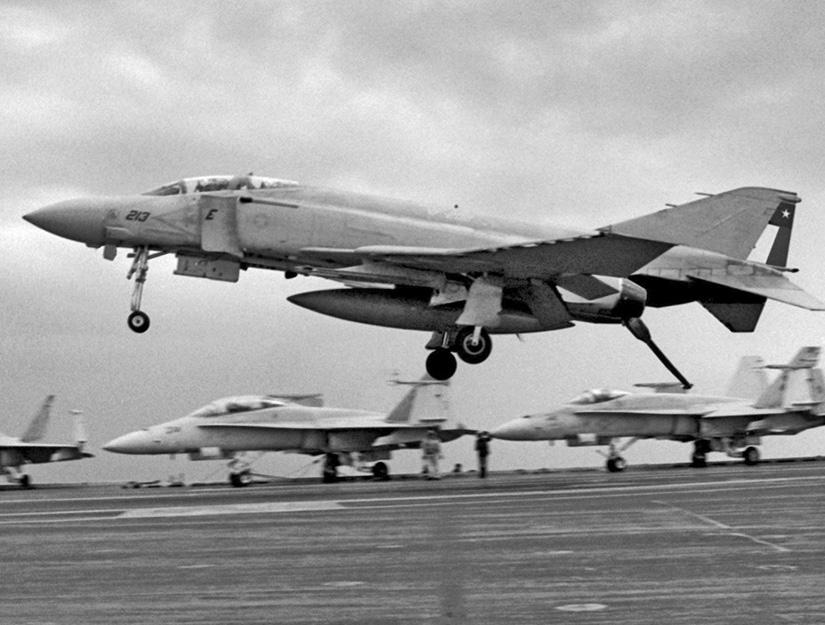 F-4_Phantom-landing.jpg