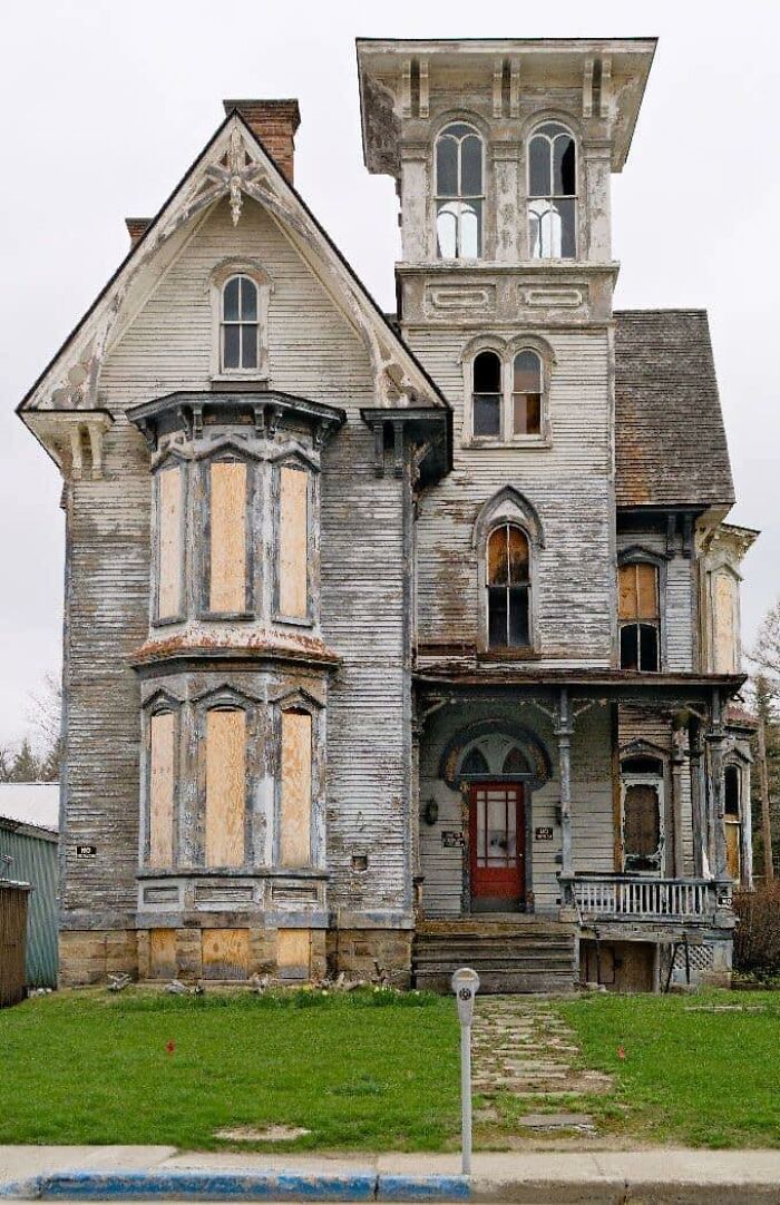 interesting-old-abandoned-houses-pictures-24-64f81df914582__700.jpg
