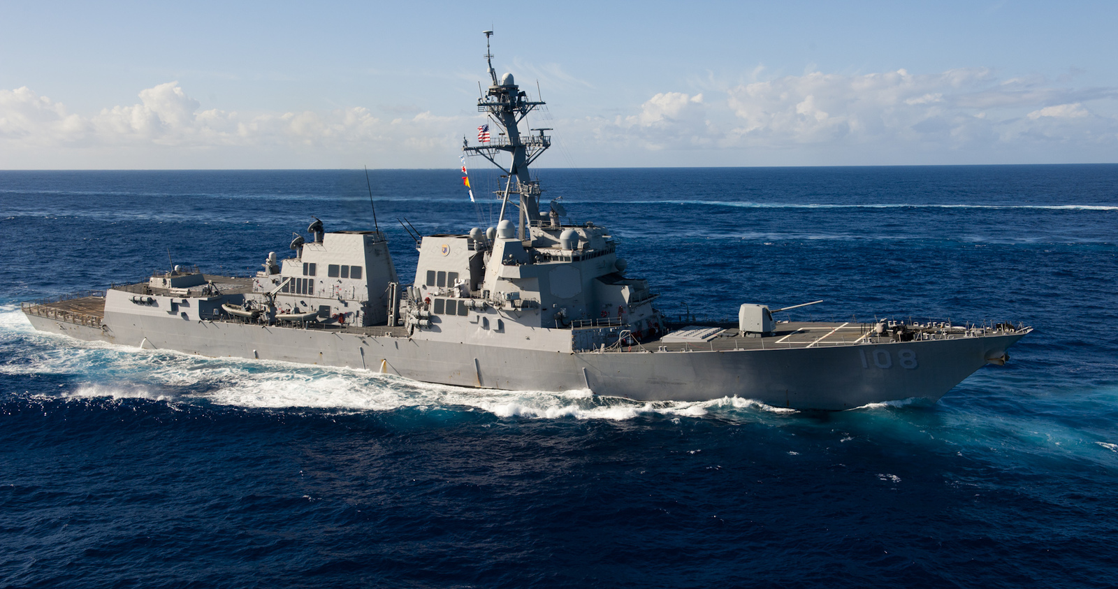 le_destroyer_USS_Wayne_E._Meyer_%2528DDG_108%2529%252C_transits_the_Pacific_Ocean_during_a_photo.jpg