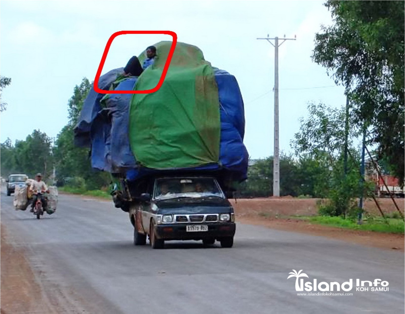 overloaded-driving-cars-motorcycles-vans-trucks-pick-ups-samui-thailand-funny-strange-unusual-3.jpg
