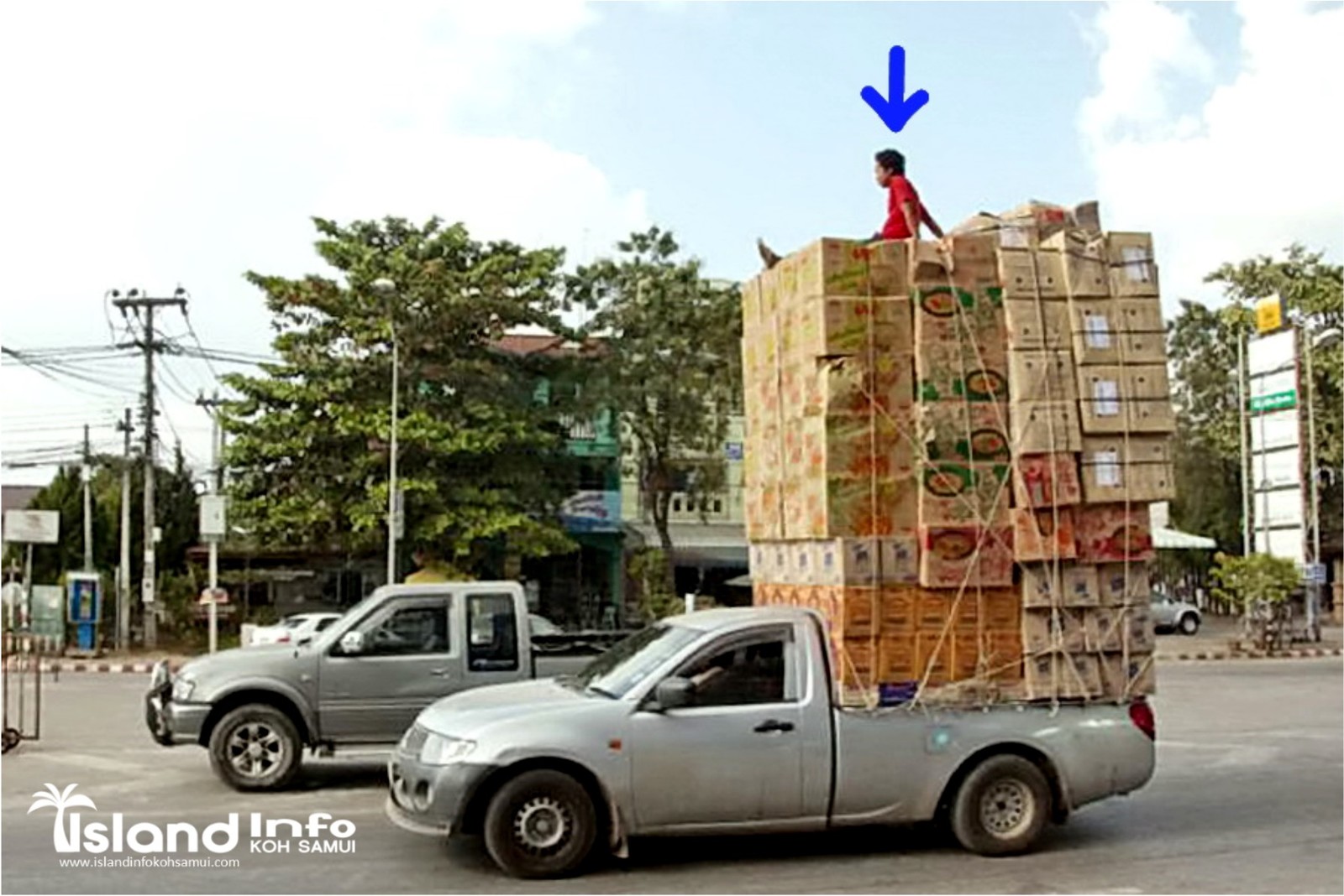 overloaded-driving-cars-motorcycles-vans-trucks-pick-ups-samui-thailand-funny-strange-unusual-8.jpg
