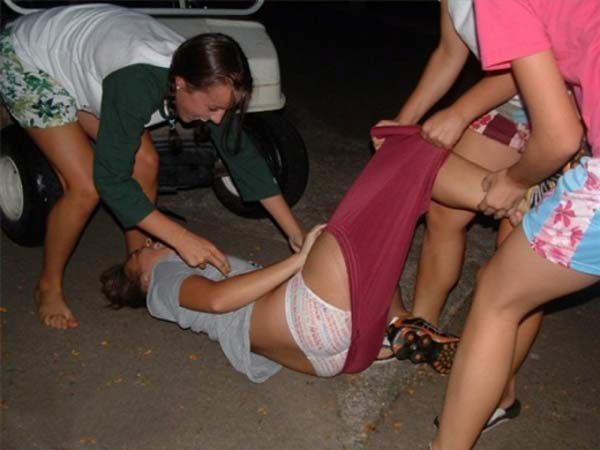 Picture-Of-Most-Embarrassing-Drunk-Girls-Fails-1.jpg