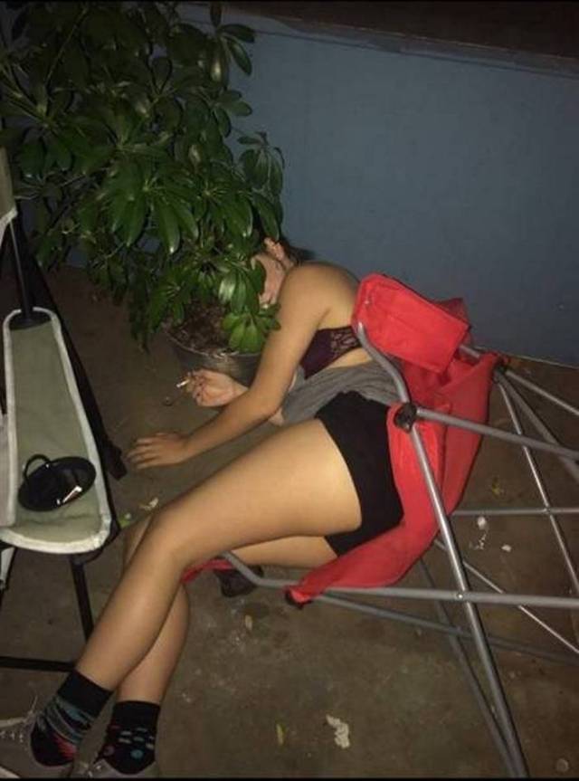 Picture-Of-Most-Embarrassing-Drunk-Girls-Fails-3.jpg