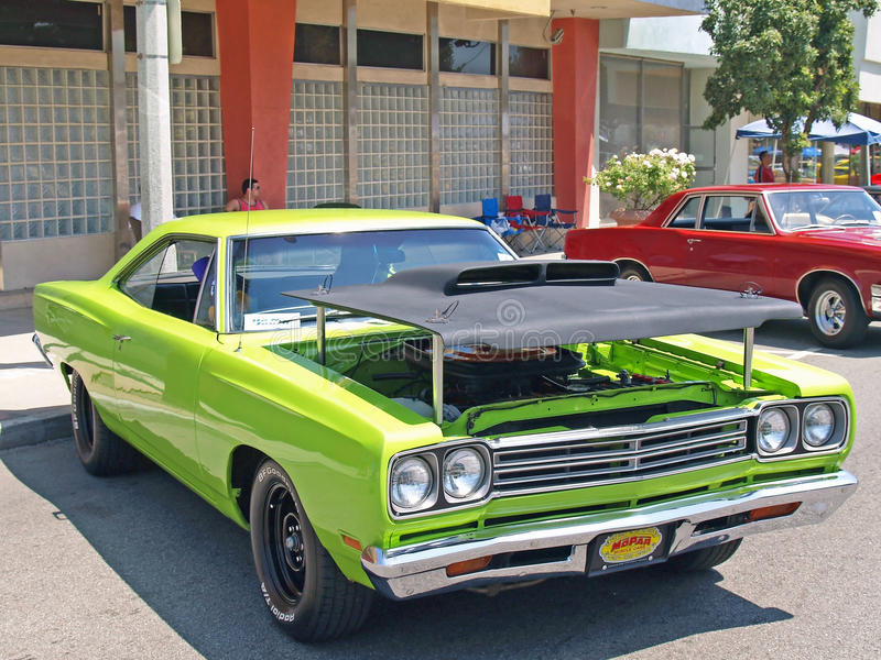 plymouth-road-runner-customized-lime-green-market-hood-including-working-air-scoop-32427970.jpg