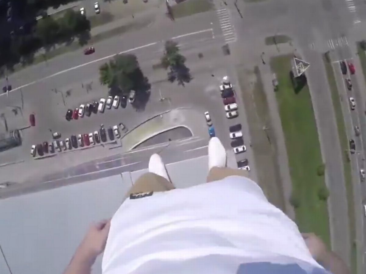 Russian-daredevils-doing-parkour-on-rooftops.jpg