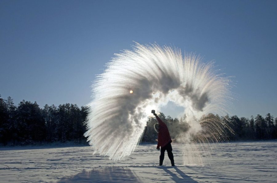 thrown-water-instantly-vaporizing-in-cold-air-522619122-57e936d95f9b586c356c9c7a-1-900x595.jpg