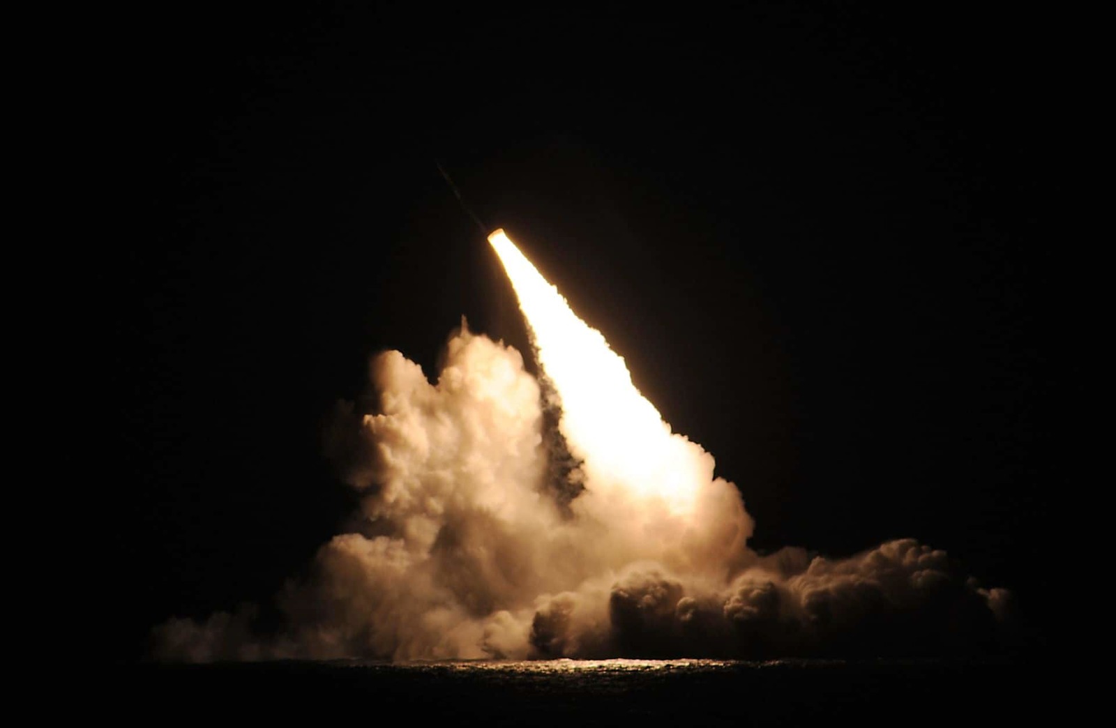 ?u=http%3A%2F%2Fwww.defencetalk.com%2Fwp-content%2Fuploads%2F2017%2F02%2Ftrident-missile-launch.jpg