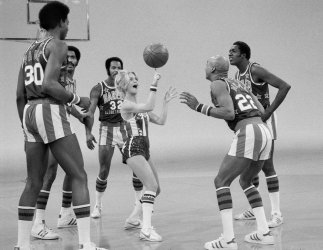 Goldie-Hawn-with-the-Harlem-Globetrotters-1.jpg